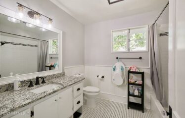 Beautiful Updated Bungalow In Murray Hill